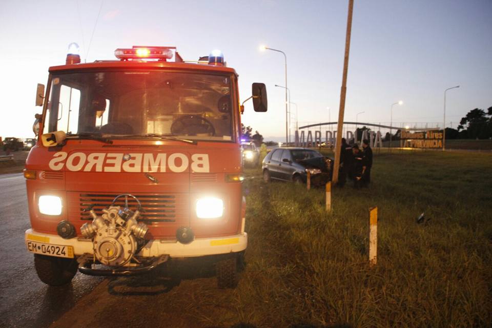 Un conductor herido tras despistarse y chocar contra un poste en la ...