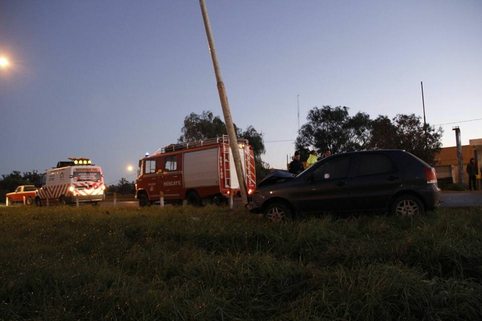 Un conductor herido tras despistarse y chocar contra un poste en la ...