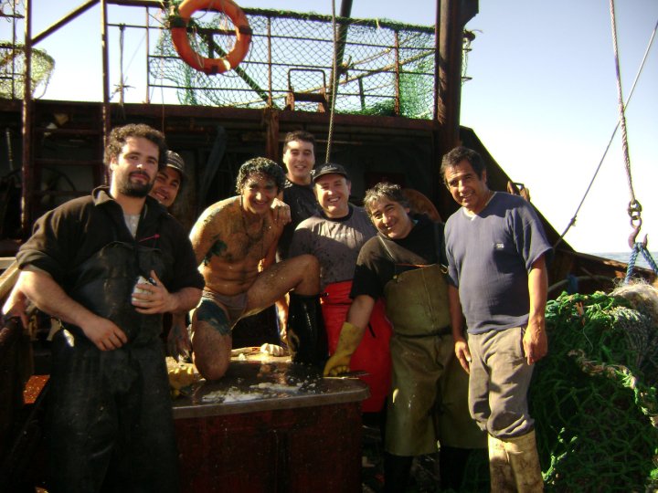 Trillo (primero a la derecha) en el 2010 junto a un grupo de marineros. Foto extraída de facebook.