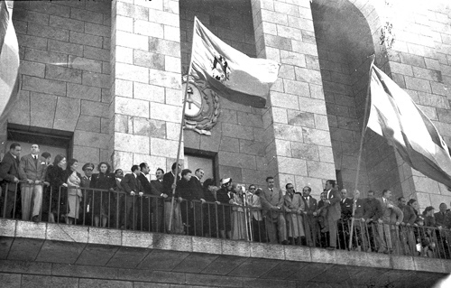 Eva Perón hablando desde el balcón de la Municipalidad el 14 de octubre de 1948.