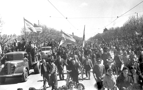 Columna de hombres, mujeres y niños avanzando por Luro, a la altura de Plaza Rocha.
