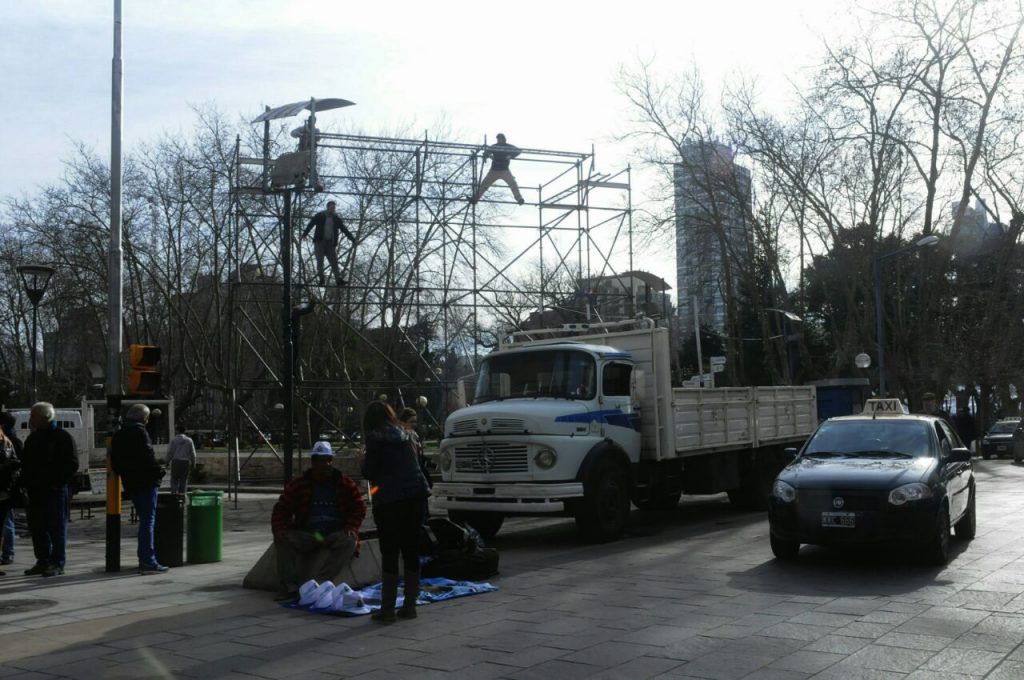 La estructura de la pantalla gigante que se instaló en la Peatonal para que los militantes sigan el acto. 