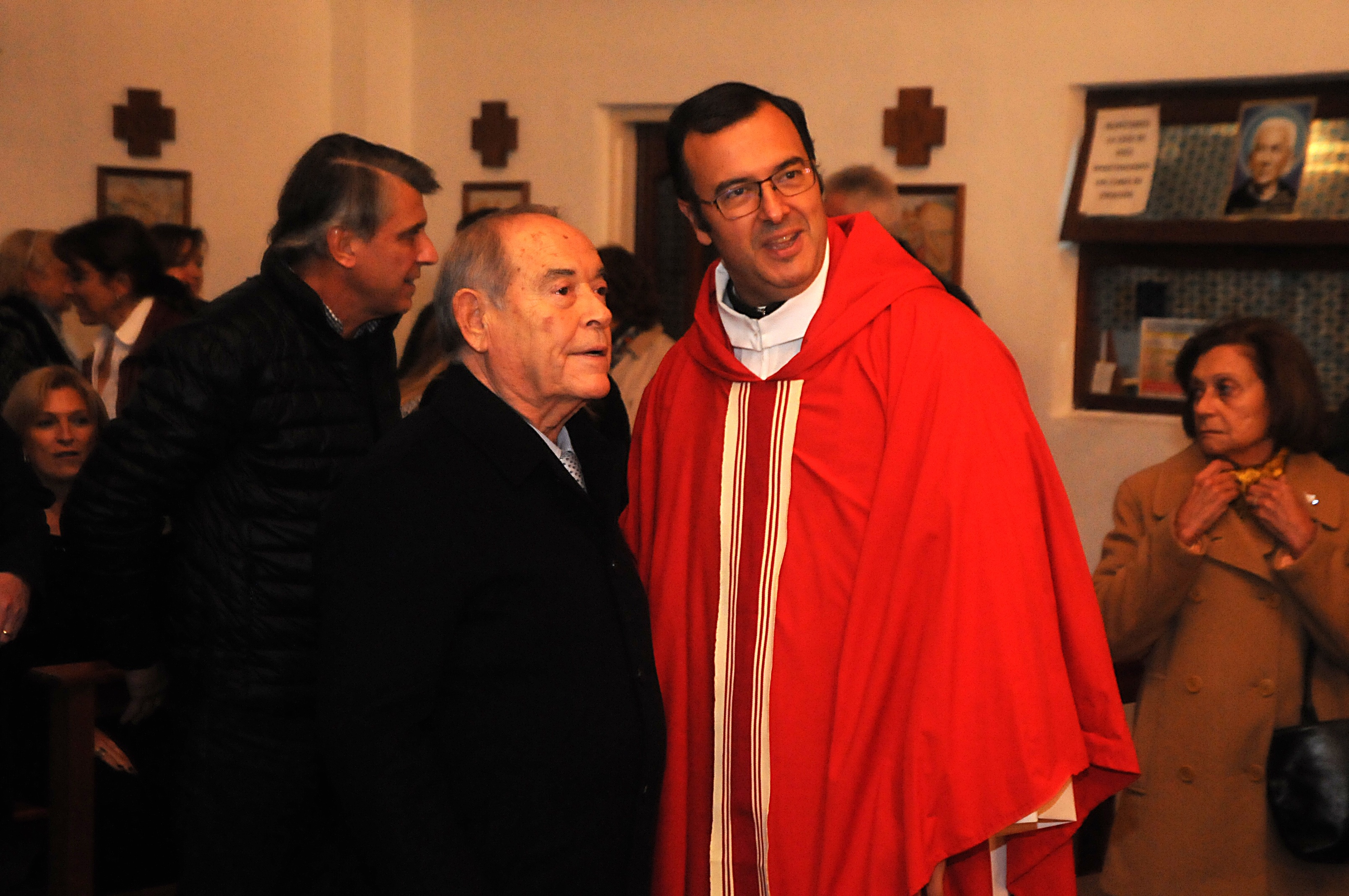 Mestre junto a Florencio Aldrey, director del Multimedios LA CAPITAL, durante la misa en la capilla Santiago Apostol.