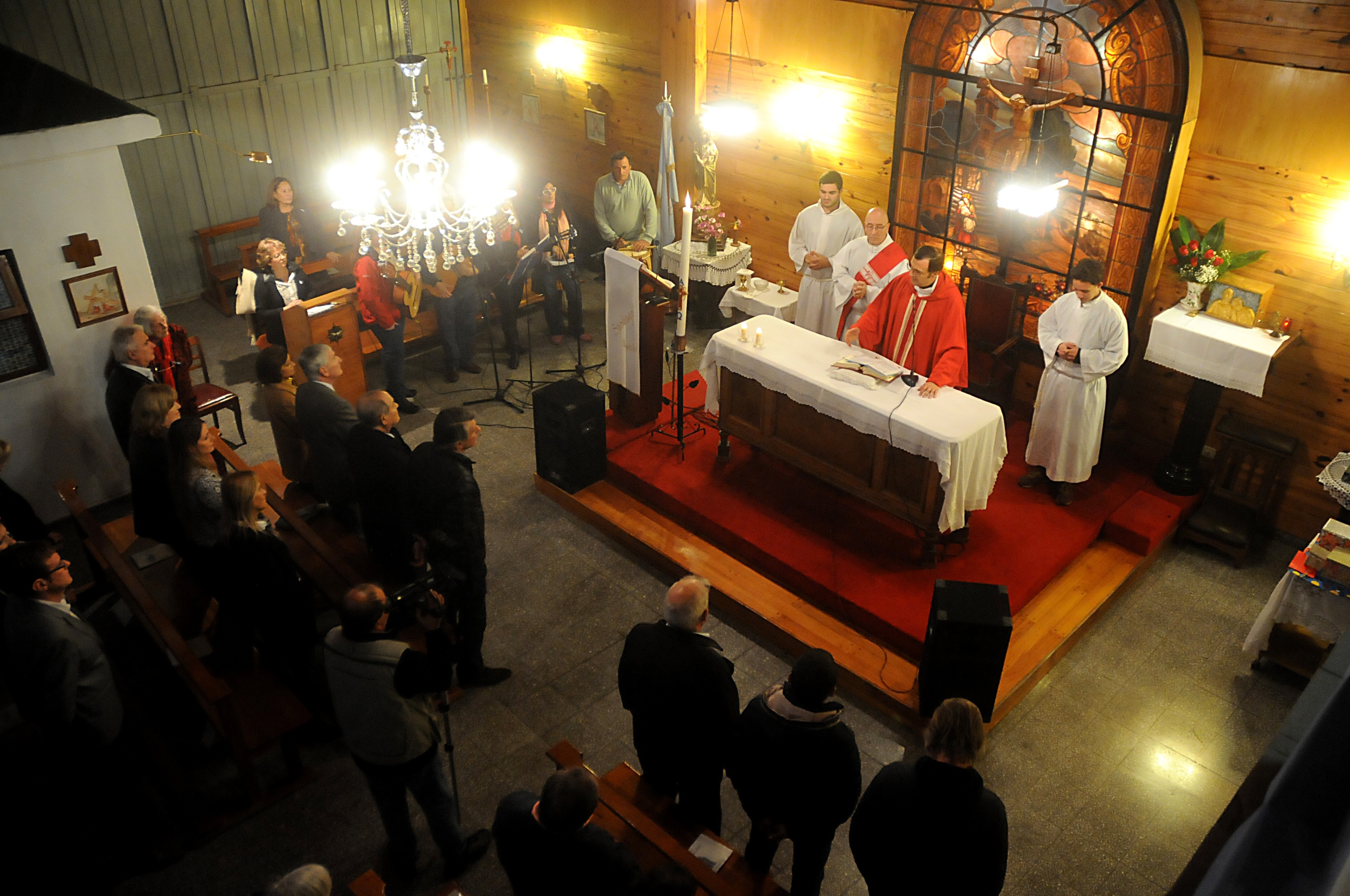 Mestre presidió la misa por el 112º aniversario del diario LA CAPITAL y el 20º aniversario de la capilla Santiago Apóstol.