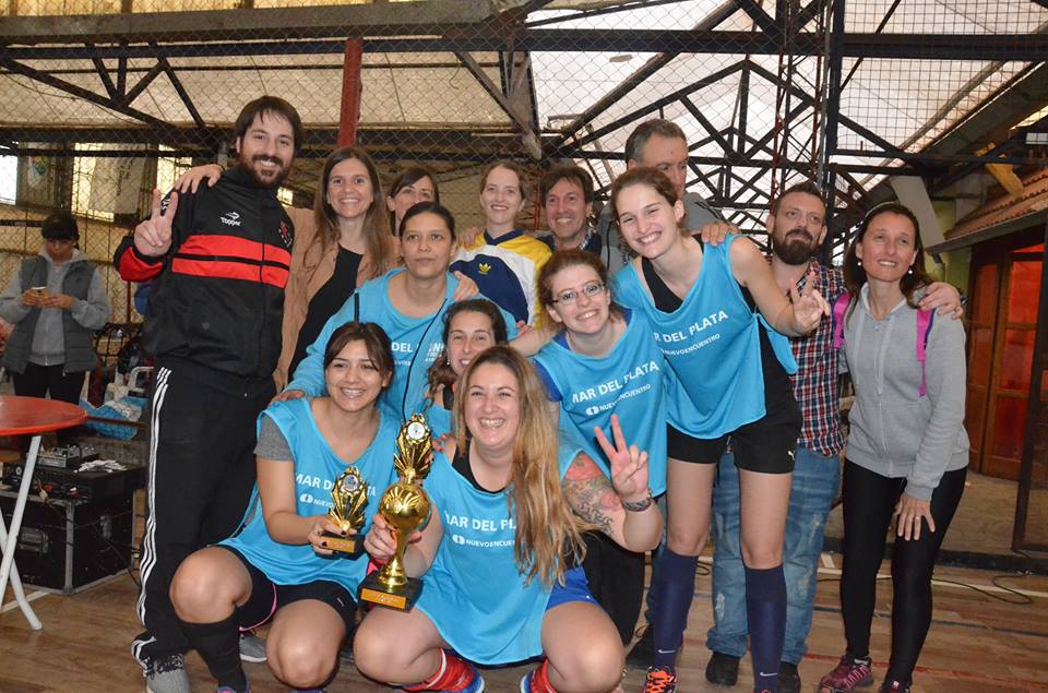 Las chicas de Nuevo Encuentro, recibieron el trofeo de manos de la diputada Fernanda Raverta, junto a candidatos y candidatos de UC, tras consagrarse campeonas del torneo Fútbol para la Victoria. 