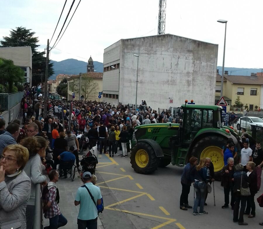 En Torelló, un pueblo de la comarca de Osona, sus habitantes protegieron el colegio electoral y utilizaron tractores como barricadas.