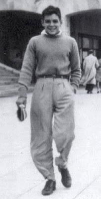 Ernesto Guevara a los 15 años caminando por una solitaria Rambla Bristol. Por esos años, entabló una partida simultánea de ajedrez con el maestro Najdorf. Y según se dice, logró tablas.