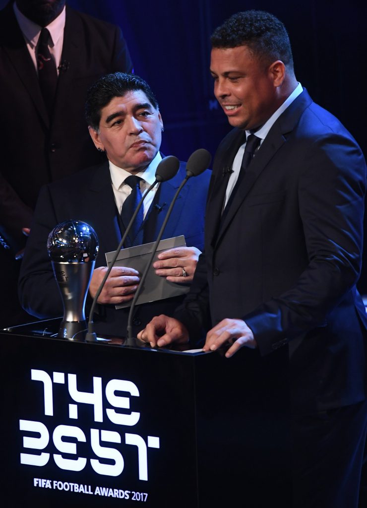 Diego Maradona y el brasileño Ronaldo participaron de la ceremonia de premiación.