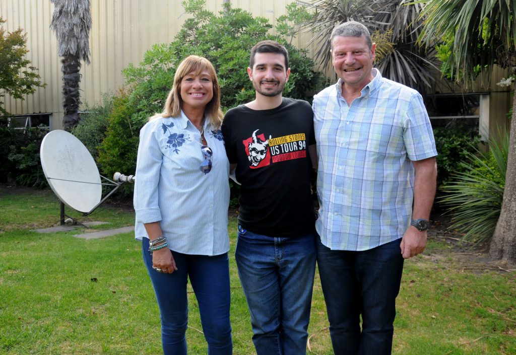 Juan Ignacio Gandiani junto a sus padres, Claudia y Gabriel.