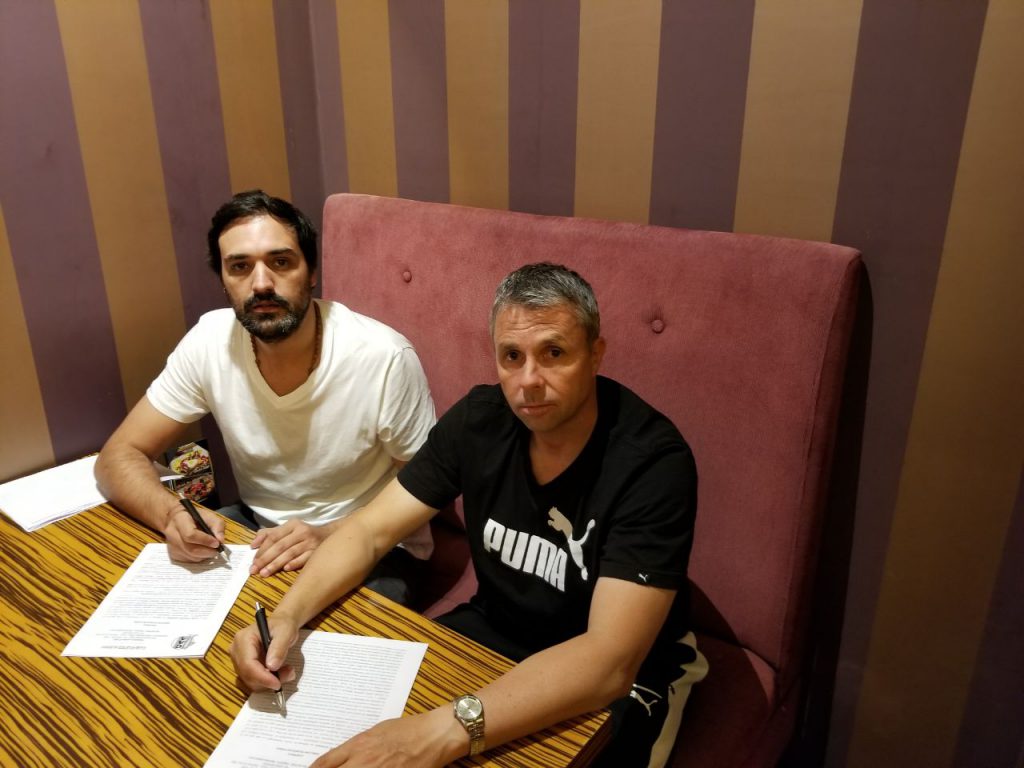 Moscuzza y Alvarez durante la firma del contrato.