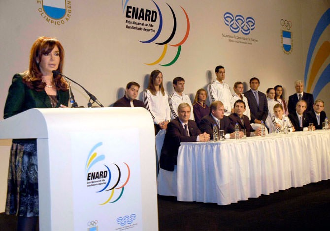 Cristina Fernández de Kirchner cuando presentó el Enard en 2009. Ahora peligra su fuente de financiamiento y su autarquía del Estado. 