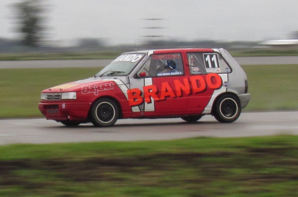 El Fiat Uno que compartieron Juan Manuel Guardia y  Carlos Vesprini se quedaron con el triunfo en la Clase 2 de la Monomarca.