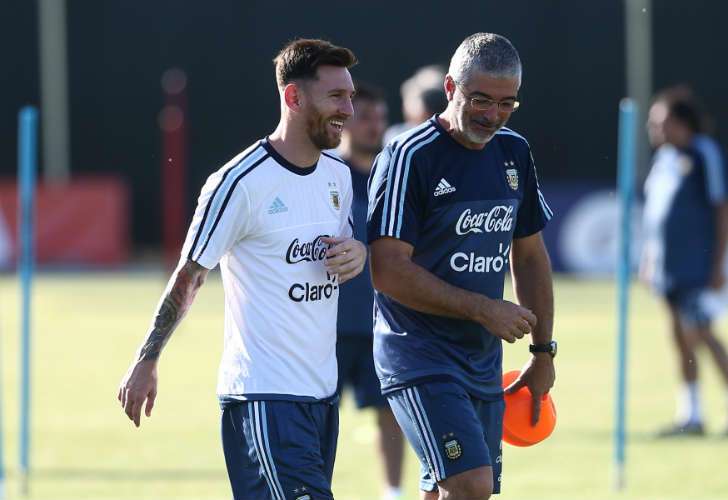 Luis García junto a Lionel Messi en una práctica de la Selección Argentina.