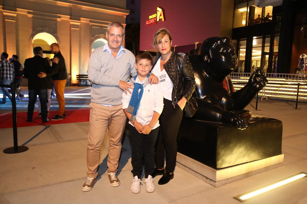 El arquitecto Marcelo Artime junto a su mujer e hijo.