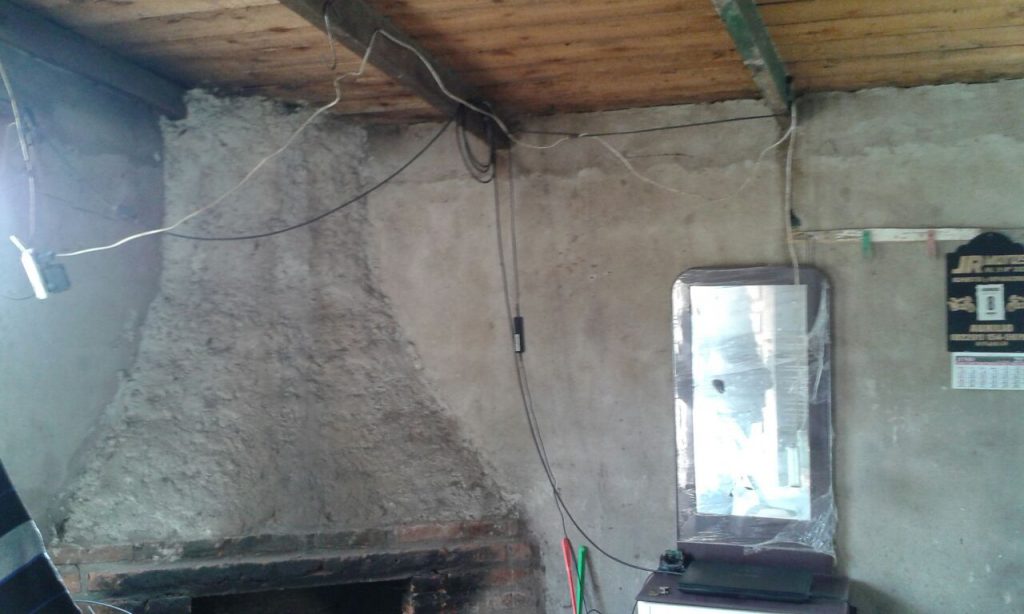 Instalación eléctrica deficiente en una de las viviendas del proyecto