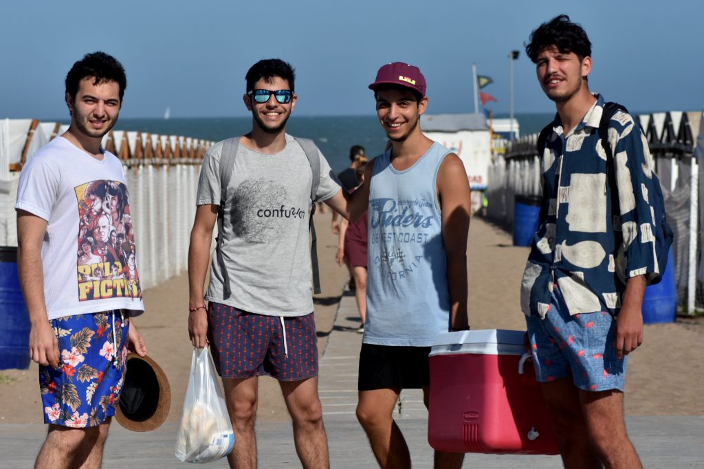 Para los jóvenes Benjamín, Pablo, Franco y Daniel el precio del alcohol en la ciudad es superior a los existentes en Buenos Aires. 
