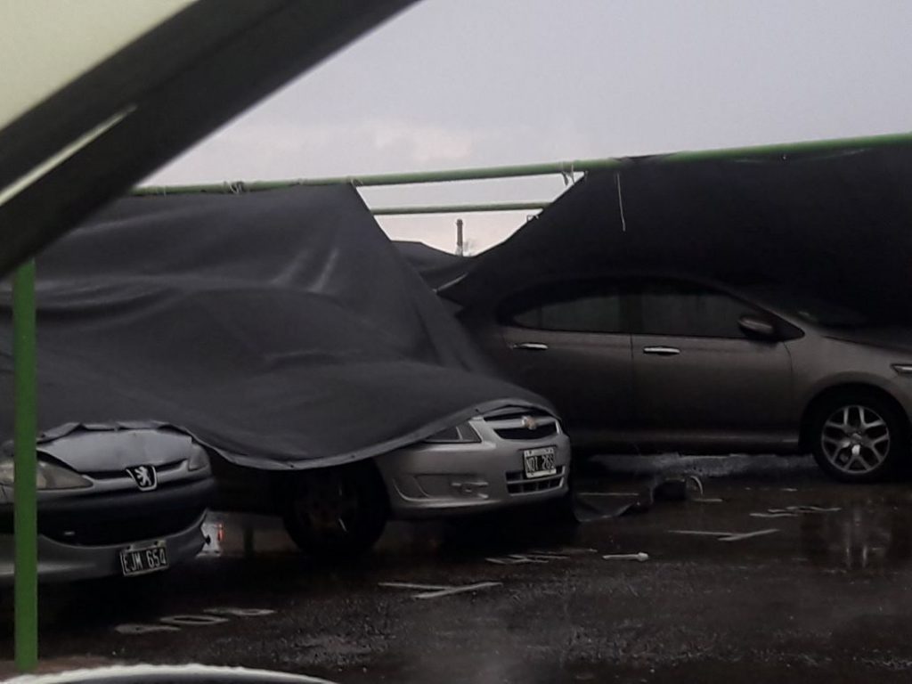 Los estacionamientos de Punta Mogotes sufrieron los efectos del viento.