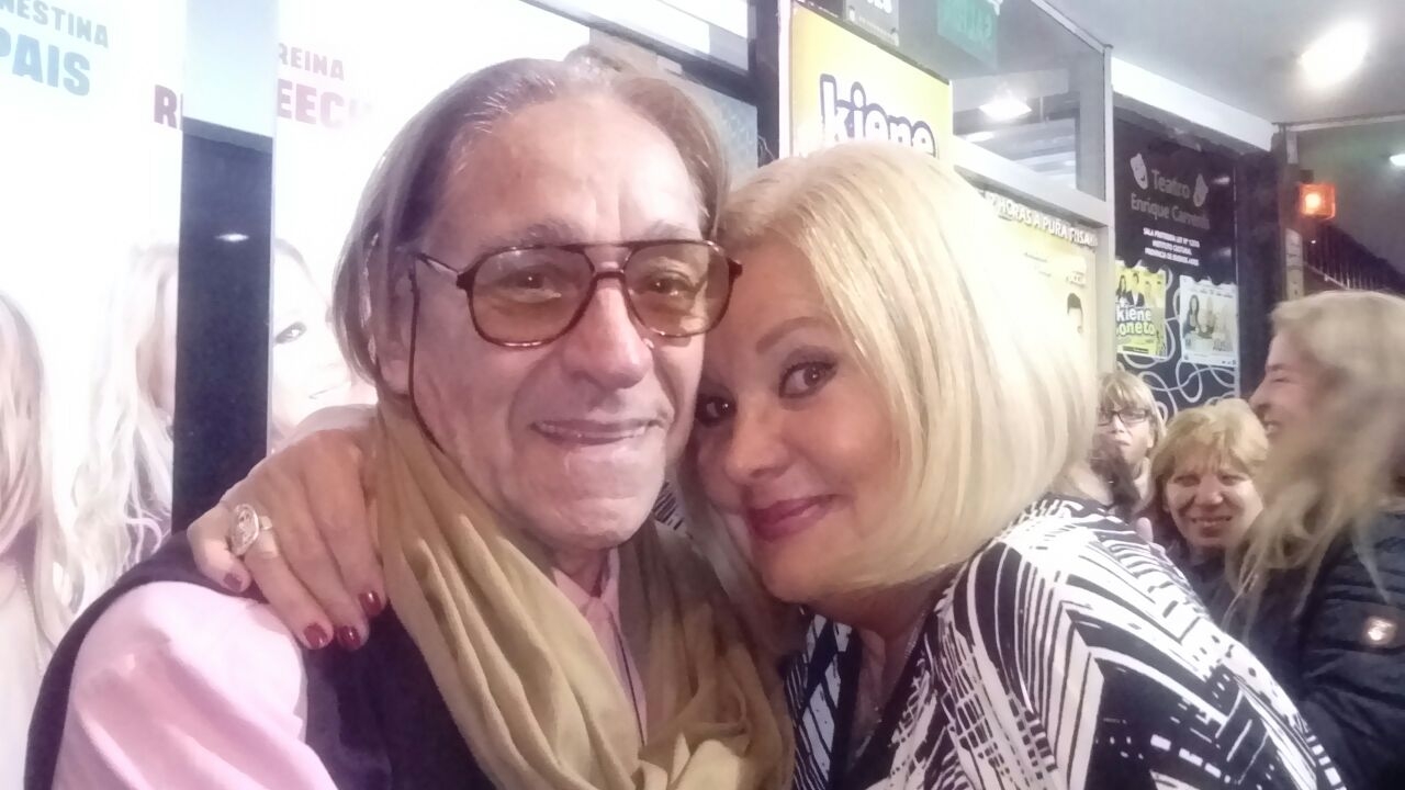 La actriz Martha González, que brilla en la obra "El show de la menopausia" con Héctor, "El brujito" de Mar del Plata.
