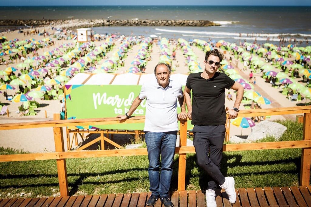 El cantante Chano y el ministro de Gestión Cultural, Alejandro Gómez, se hicieron una escapada hasta la playa pública de Constitución antes del show de Camet en el ciclo AcercArte.