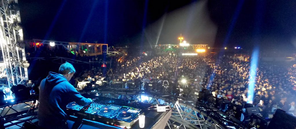 El sábado a la noche, el DJ inglés John Digweed convocó en Mar del Plata a más de 5.000 personas en el parador de playa Mute, donde ofreció un espectáculo que se extendió hasta las 5.30 del domingo.