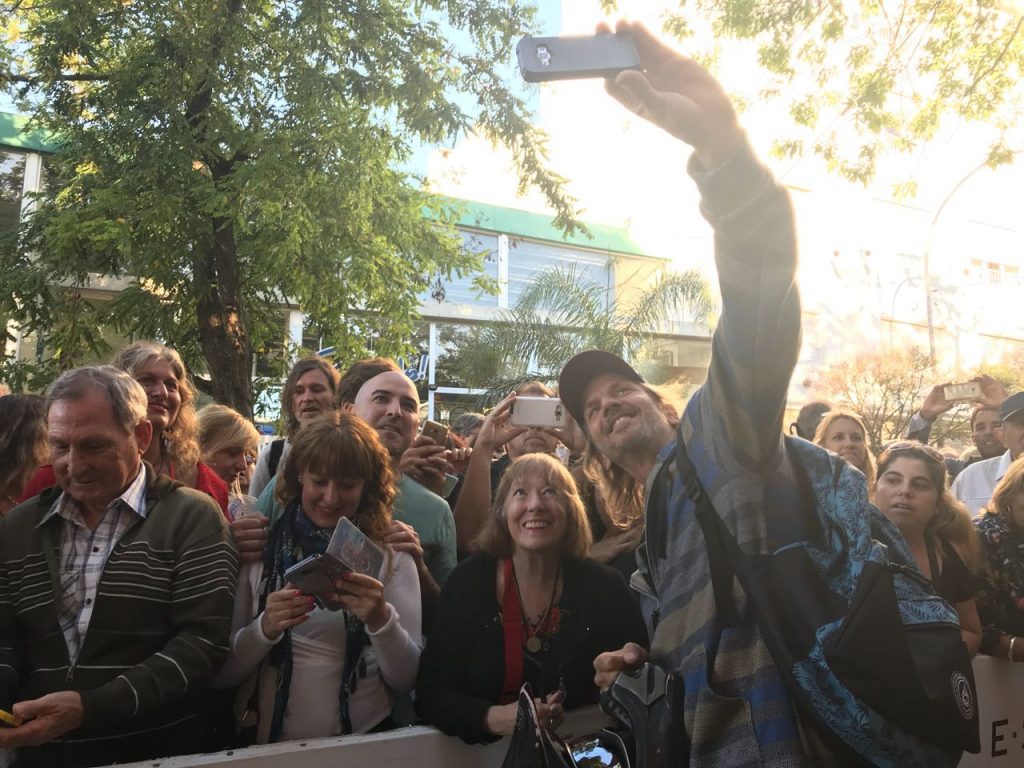 Antes del estreno de "Los puentes de Madison" en Mar del Plata, el actor Facundo Arana aprovecha para saludar y sacarse fotos con la gente.