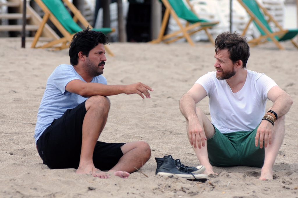 El actor Juan Gil Navarro disfrutando de las playas de Mute. "Siempre trato de pasar un rato junto al mar", reconoció.