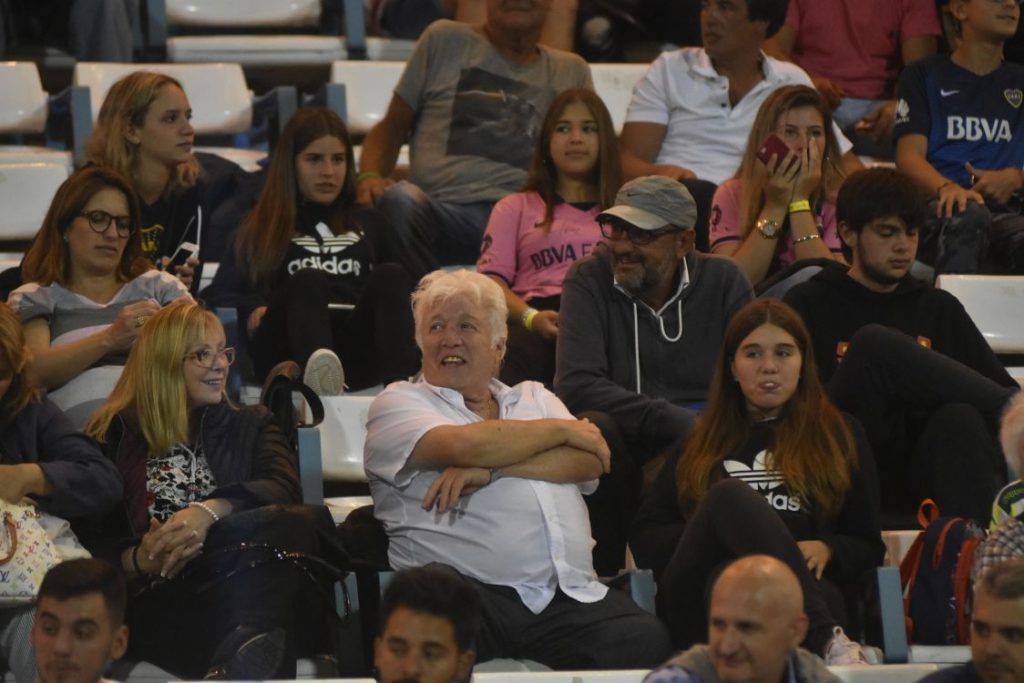 El presidente de Aldosivi, José Moscuzza, disfrutó el triunfo del equipo marplatense ante Boca, y hasta recibió las felicitaciones del actor Gabriel "Puma" Goity. (Foto: Mauricio Arduin)