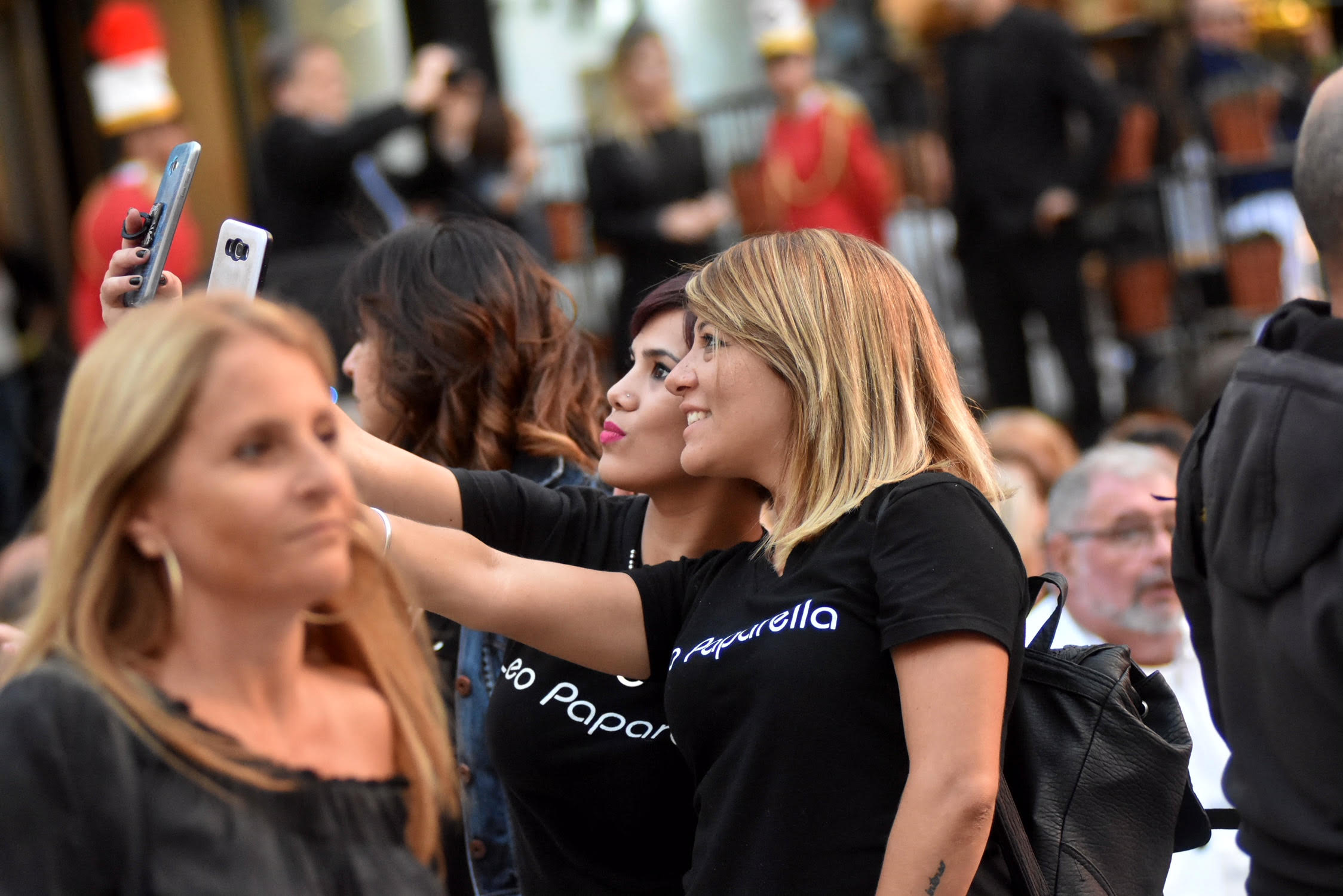 Una muestra de la época: las selfies a cargo de las chicas que trabajan en la sucursal de Leo Paparella en el Aldrey.