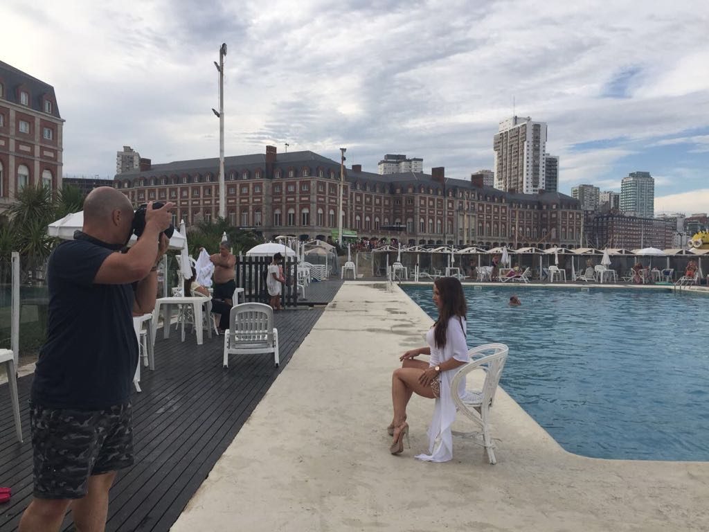 La protagonista de "Locos de contentos", Victoria Onetto, cuando puede disfruta la piscina del NH Gran Hotel Provincial donde también recibe a los perdodistas y reporteros gráficos a la hora de las entrevistas.