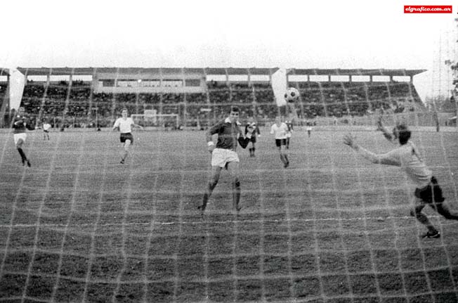 Artime convierte de cabeza adentro del área en el "San Martín". Fue la tarde de sus cinco goles a Rapid de Viena. Foto El Gráfico.