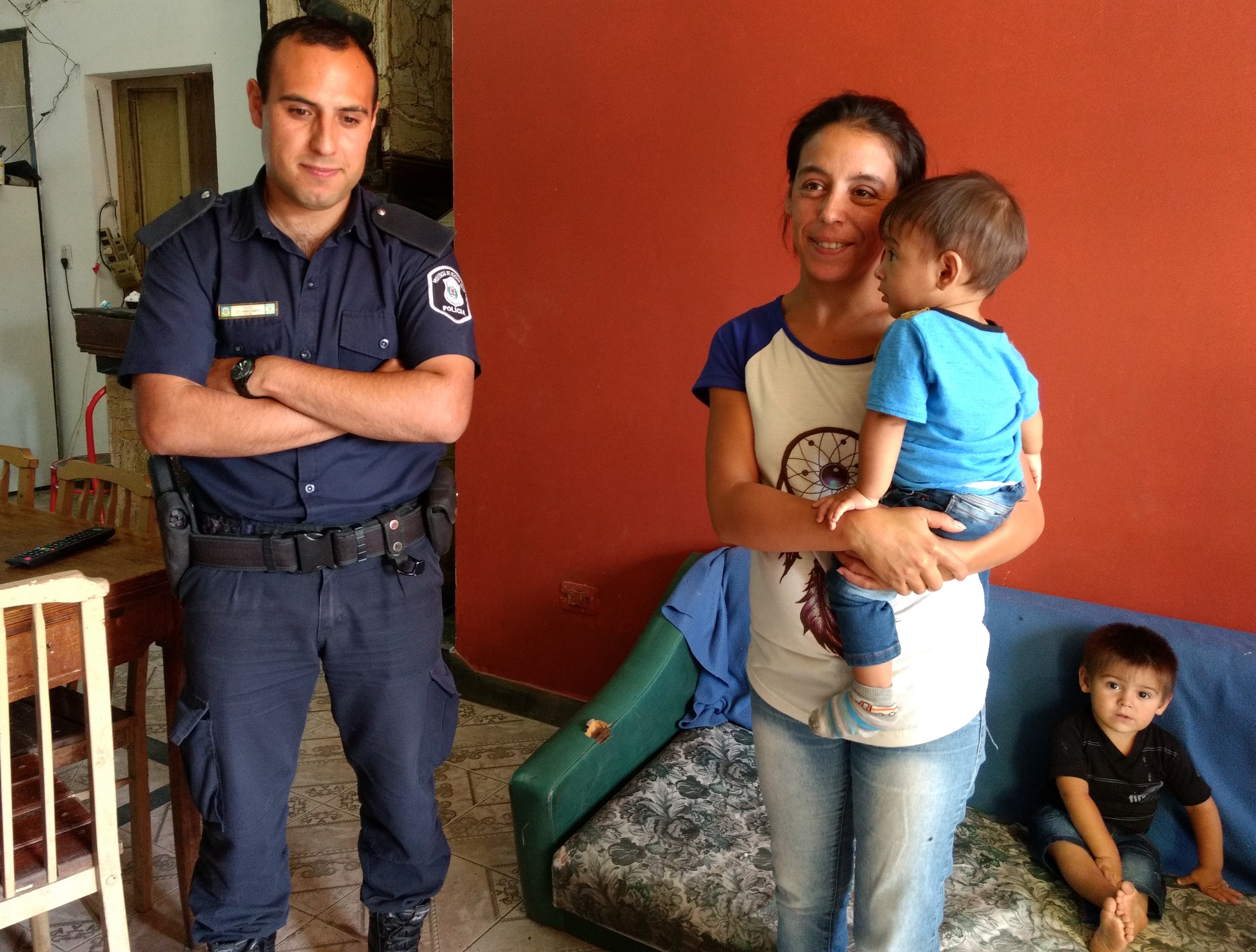 Encuentro policia Brian Erreguerena con Antony y su mamá