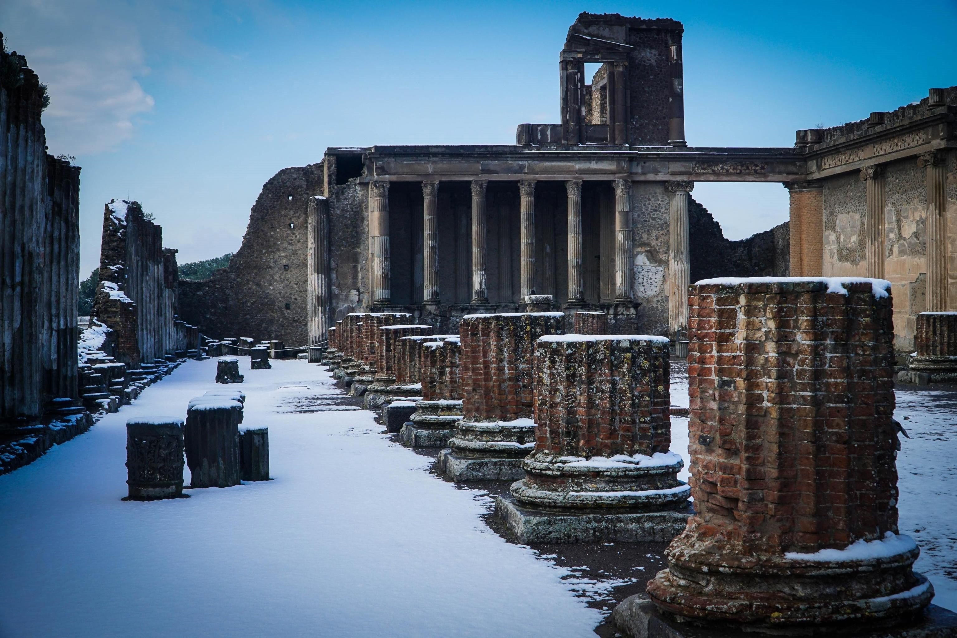El yacimiento arqueológico de Pompeya bajo nieve. Foto: EFE | Cesare Abbate.