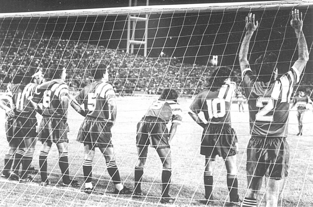 Los jugadores de Independiente se paran en la línea del arco para que Boca no pueda ejecutar el penal. Después se fueron de la cancha molestos por el arbitraje de Castrilli.