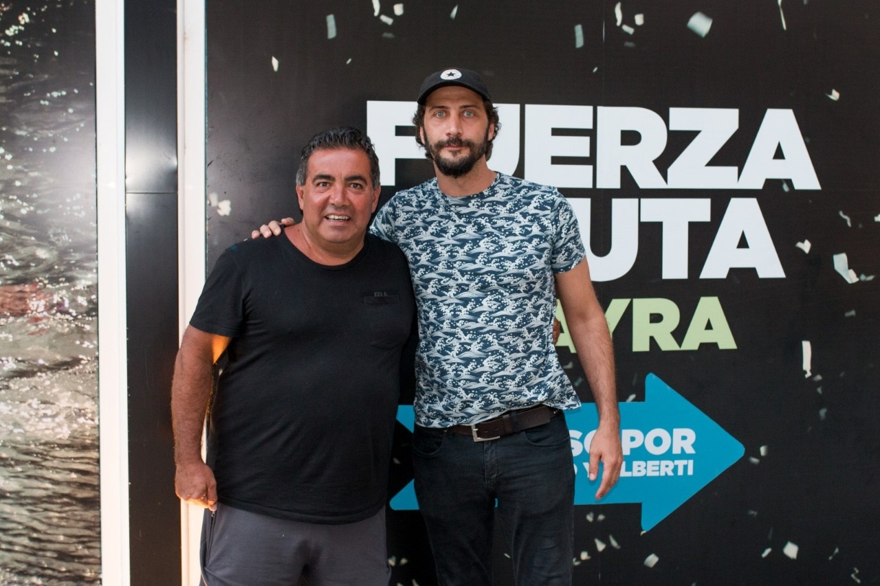 Diego Pérez, una de las protagonistas de "Mi vecina favorita" y Luciano Cáceres, de "El Ardor", coincidieron en el Paseo Aldrey para disfrutar del show de Fuerza Bruta, que se despide este fin de semana.