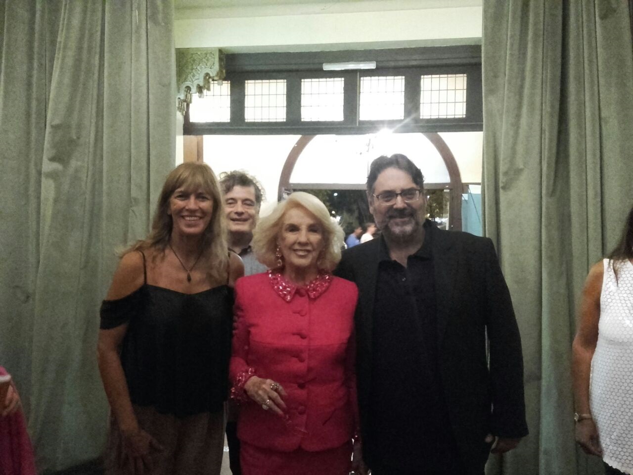 Mirtha Legrand concurrió al Teatro Colón, donde fue recibida por el director del mismo, Marcelo Gobello y la secretaria de Cultura, Silvana Rojas. Disfrutó la obra "La panadera de los poetas", con Virginia Lago.