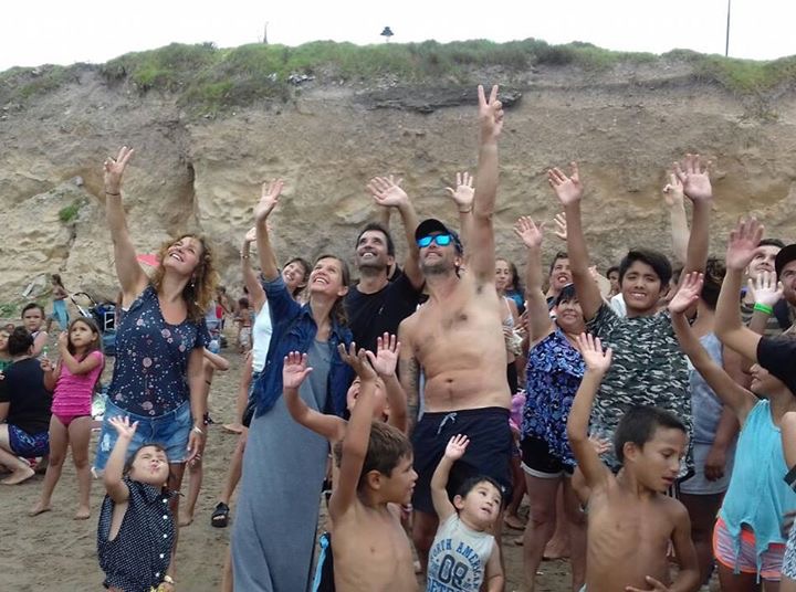 Un record de 413 chicos llegaron a la playa y participaron de la Escuela de Surf desde 16 barrios de Mar del Plata, junto a la diputada Fernanda Raverta y la concejal Marina Santoro, autora de este proyecto de inclusión y deporte.
