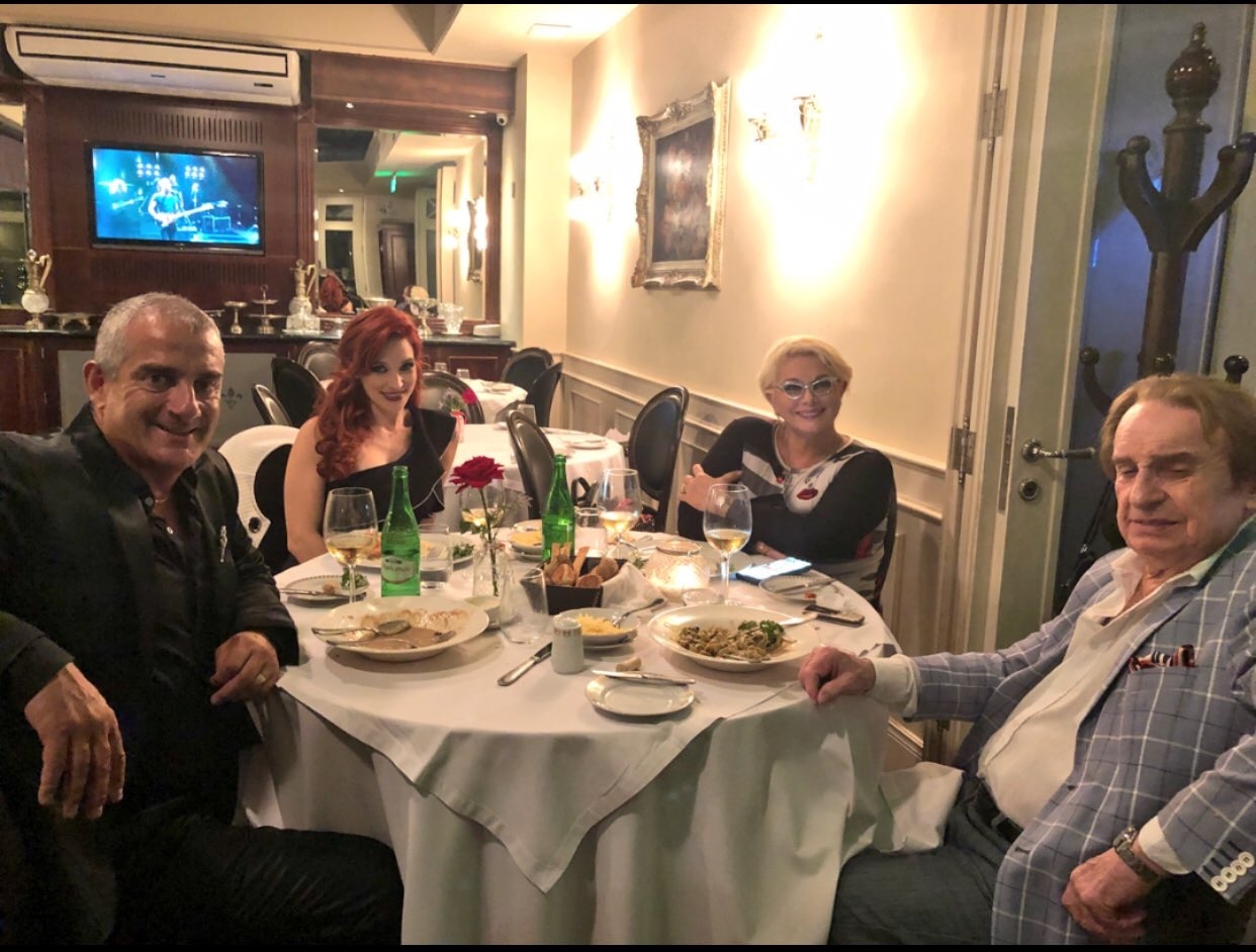 Omar Suárez y su esposa Denise Cerrone junto a Santiago Bal y Carmen Barbieri, en cena marplatense. "Linda charla, mucho para aprender", tuiteó Suárez.