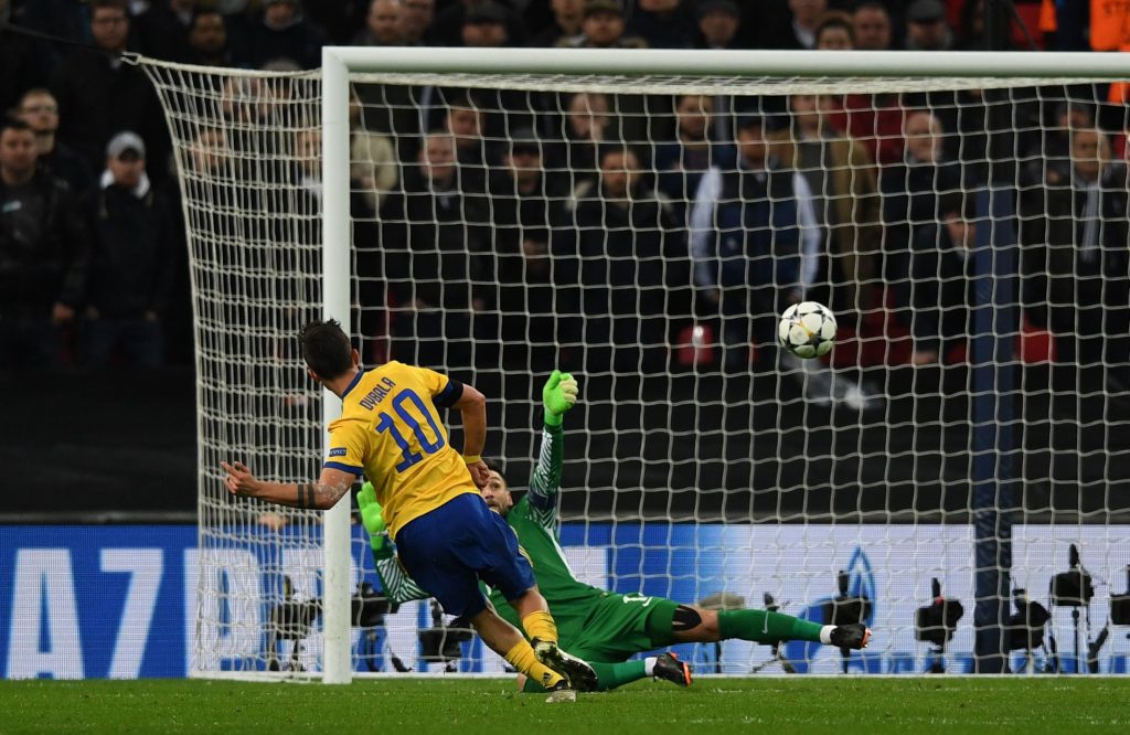 Paulo Dybala anota el gol del triunfo.