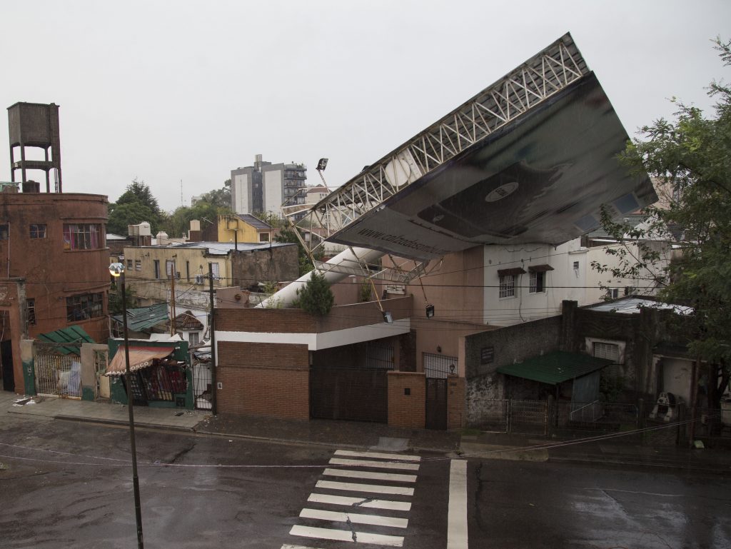  Como consecuencia del temporal se desplomó sobre cuatro casas un enorme cartel publicitario ubicado de cara a la avenida General Paz, cerca del cruce con avenida Mosconi, en el municipio bonaerense de Tres de Febrero. 
