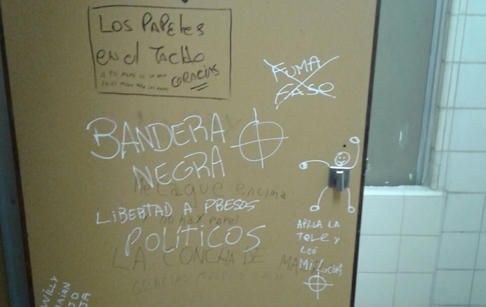 Pintada a favor de una agrupación neonazi que apareció en un baño de la facultad de Humanidades.