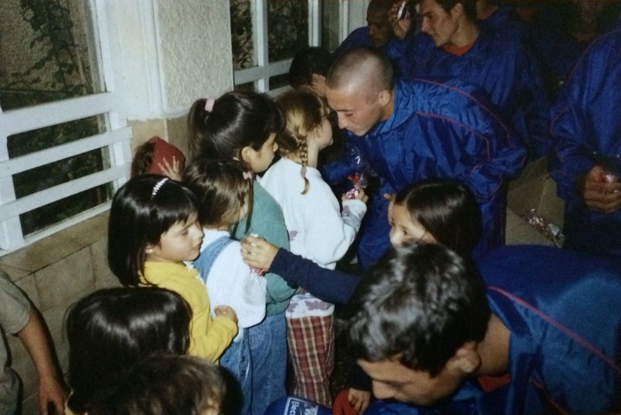 2001: El plantel de Cadetes regalando golosinas en el Hospital Materno Infantil