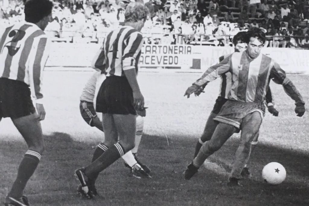 Ernesto Perissé intenta controlar el balón ante tres defensores y el arquero de Estudiantes. Fue en abril del 90 en el Minella. Ese día Aldosivi ganó 2-0.