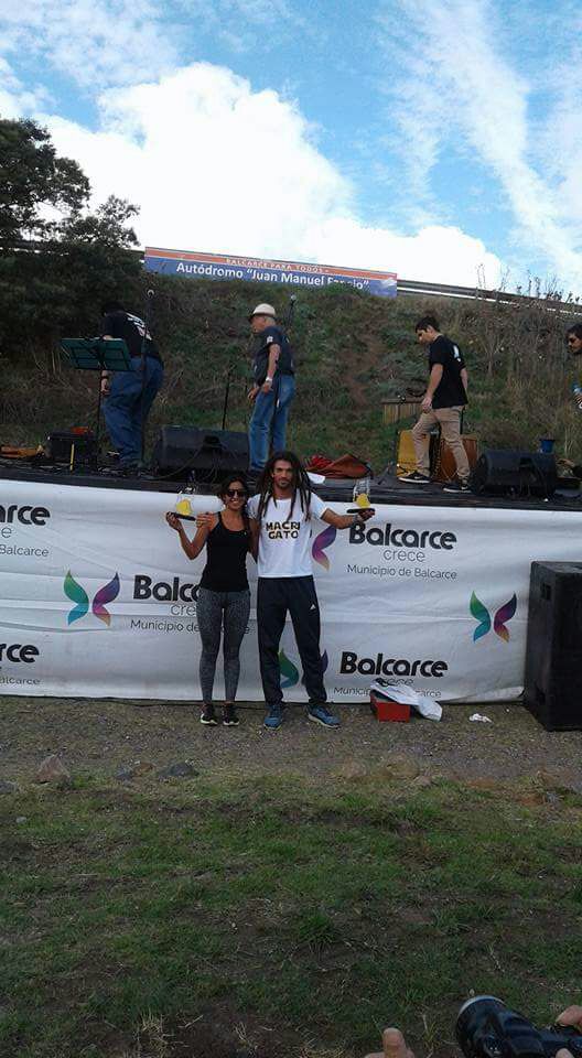 Los ganadores del exigente "Vertical Race", que termina en empinada bajada en Balcarce, Jimena Vivas y Nahuel Luengo, quien se puso una sugestiva remera para el podio.  