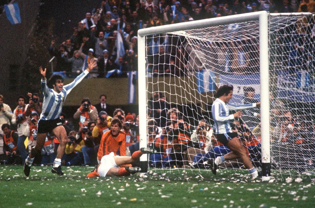 El festejo de Mario Kempes y Daniel Bertoni, los goleadores en la final contra Holanda.