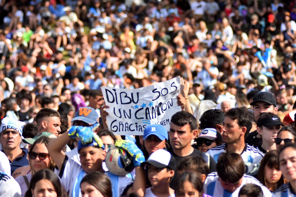 Las mejores fotos del impresionante recibimiento a Dibu Martínez en