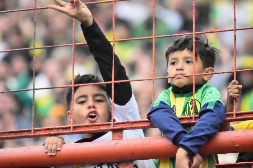 Galería de fotos los hinchas de Aldosivi le pusieron color al Minella