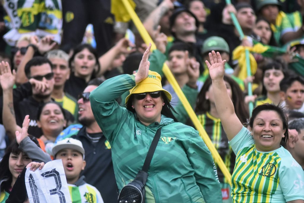 Galería de fotos los hinchas de Aldosivi le pusieron color al Minella