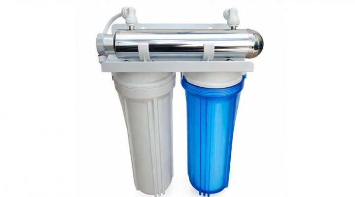 Esquema de un sistema de purificación de agua para consumo que combina etapas de fotólisis UVC y captura mediante materiales adsorbentes. Imagen: gentileza investigadoras.