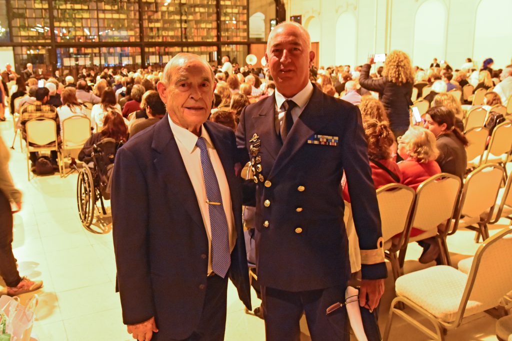 El empresario Florencio Aldrey junto al Comandante del Área Naval Atlántica y Jefe de la Base Naval Mar del Plata, Comodoro de Marina Fernando Enrique Pérez Kühn.