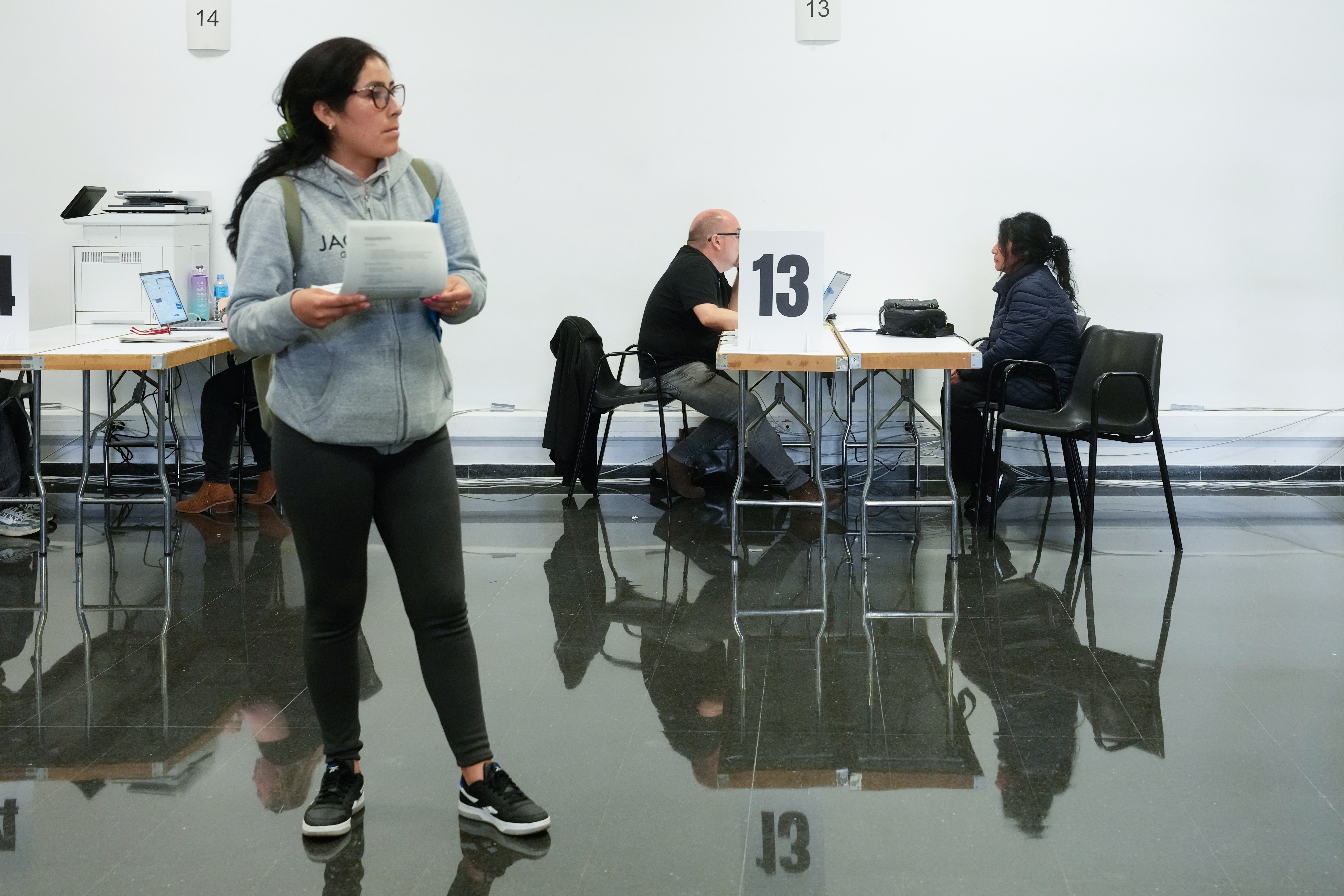  Cientos de personas acudieron al recinto ferial de La Farga de L'Hospitalet de Llogrega para solicitar de forma presencial la regularización extraordinaria de migrantes. Foto: EFE | Enric Fontcuberta.